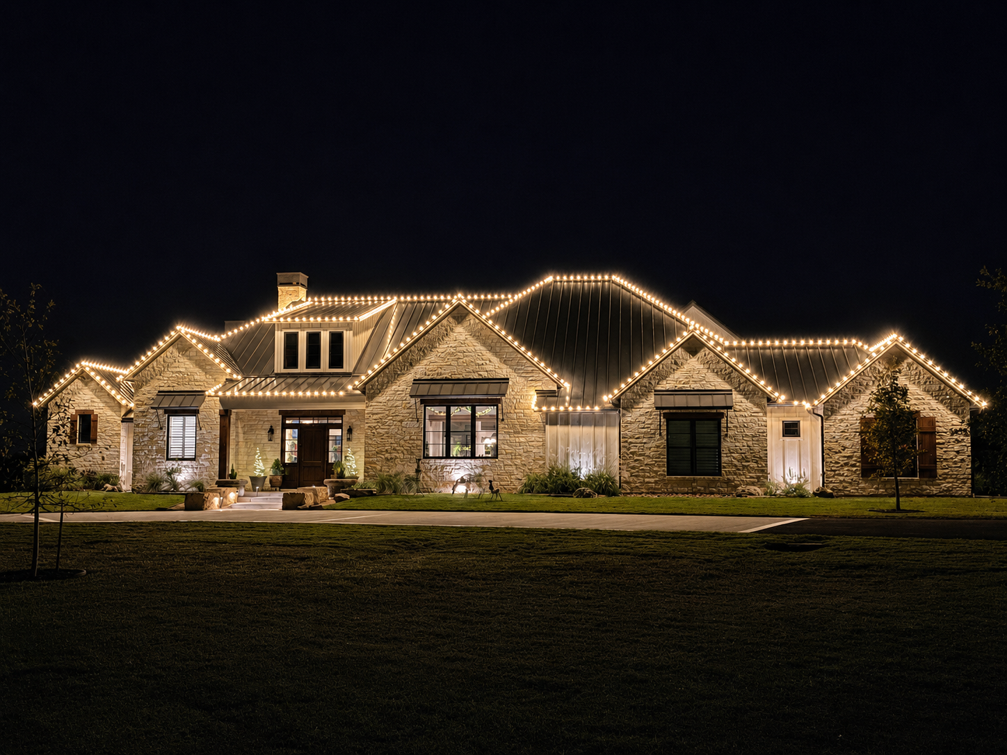 Hammit residence holiday lighting display
